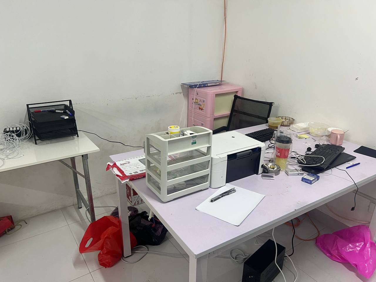 24 buồng gọi, 19 hộ chiếu, 20 điện thoại và phông nền FBI: Đột kích bên trong hang ổ lừa đảo xuyên quốc gia tại Campuchia - Ảnh 5