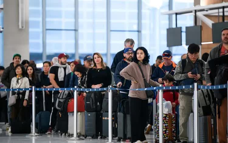 Mỹ thưởng 10.000 USD cho những nhân viên làm việc xuất sắc khi chính phủ đóng cửa - Ảnh 1