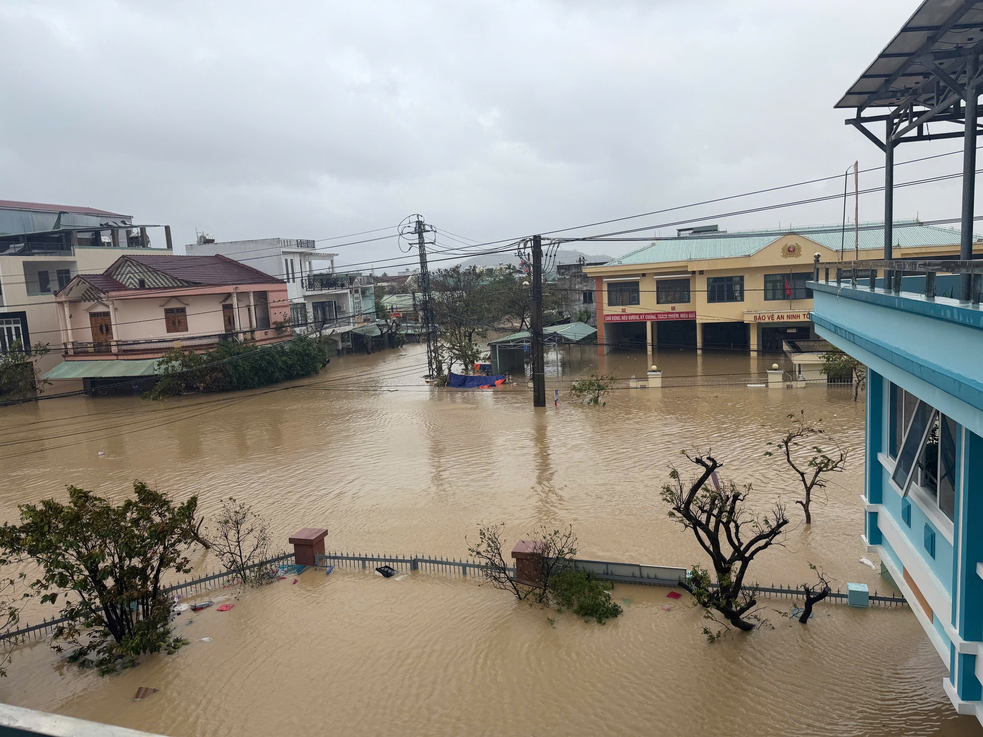 Tổng công ty Điện lực miền Trung thông báo: Hơn 553.000 khách hàng mất điện, Đắk Lắk thiệt hại nặng nhất - Ảnh 3