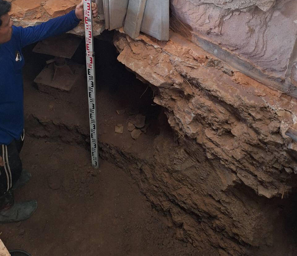 Chuẩn bị hệ thống thoát nước, các công nhân bất ngờ phát hiện kho báu bí ẩn nằm dưới bức tượng Phật 1.300 năm tuổi - Ảnh 1