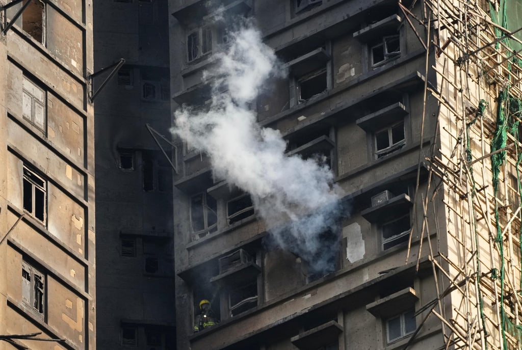 Thảm hoạ cháy 8 toà chung cư ở Hong Kong (Trung Quốc) sang ngày thứ 3: Số người chết tăng lên 94, lực lượng cứu hoả phá cửa từng căn hộ - Ảnh 1