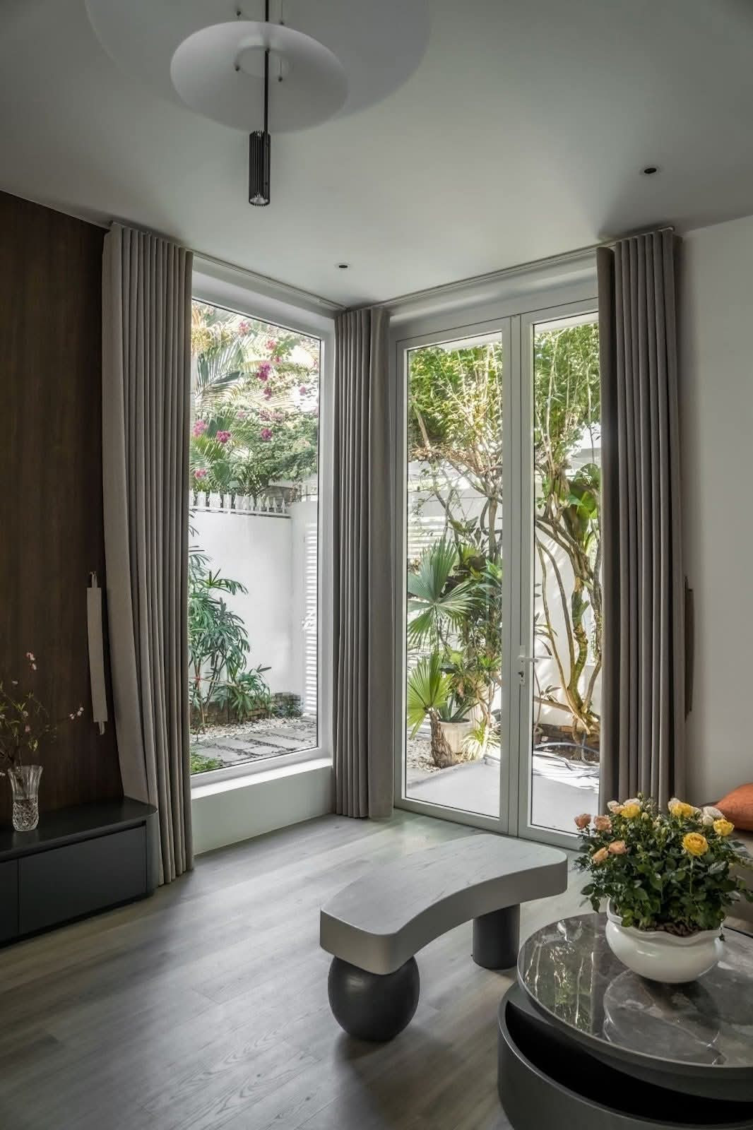 Nhà 3 tầng như villa nghỉ dưỡng giữa phố - Ảnh 5