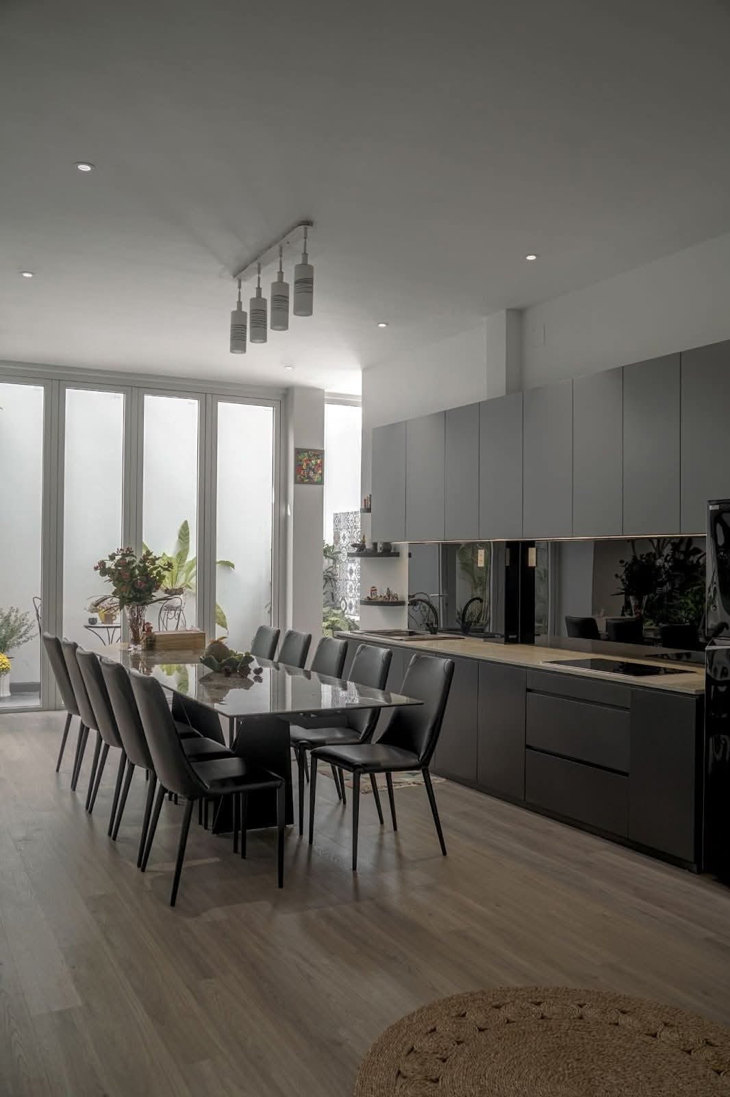 Nhà 3 tầng như villa nghỉ dưỡng giữa phố - Ảnh 6