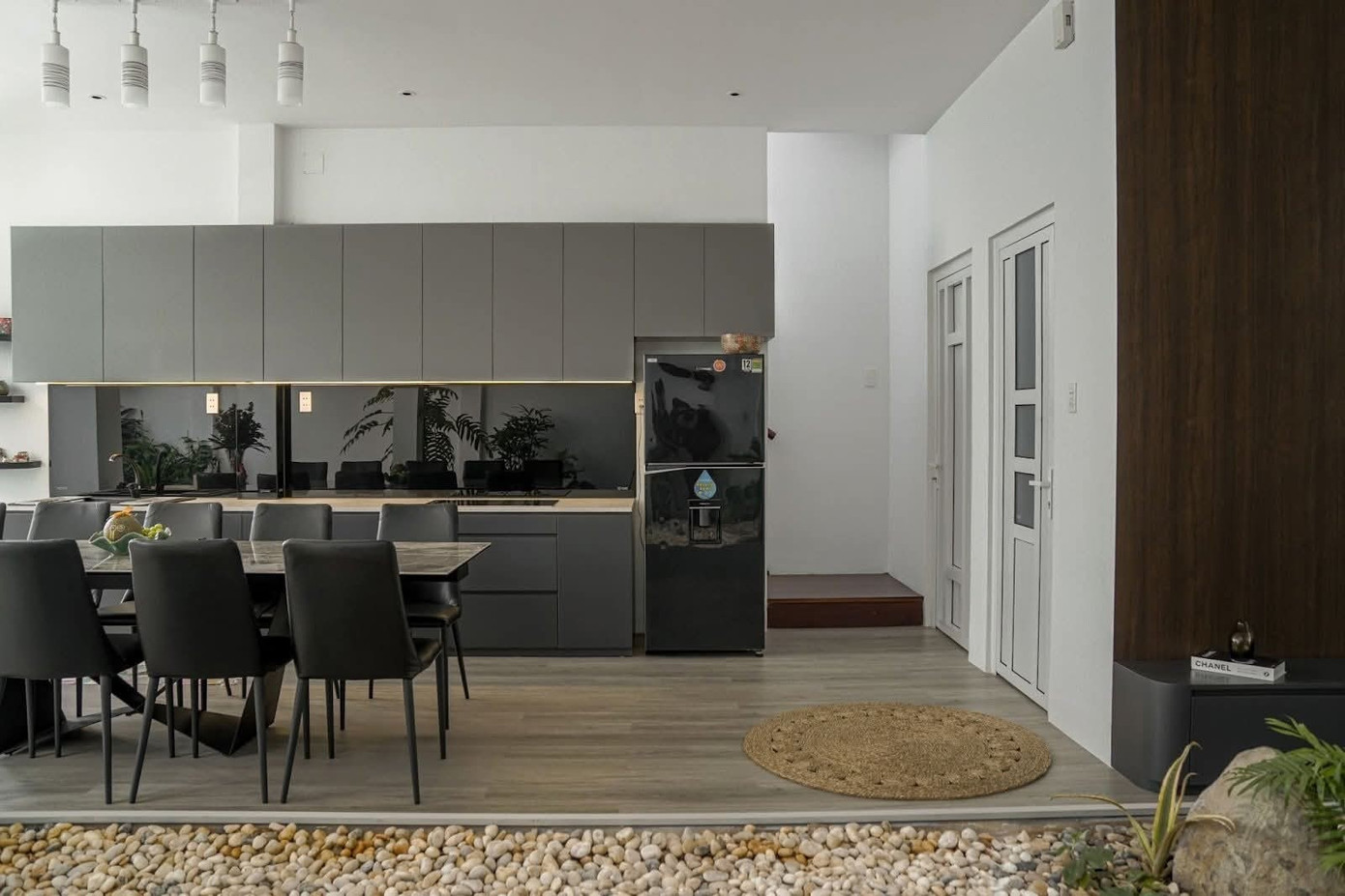 Nhà 3 tầng như villa nghỉ dưỡng giữa phố - Ảnh 8