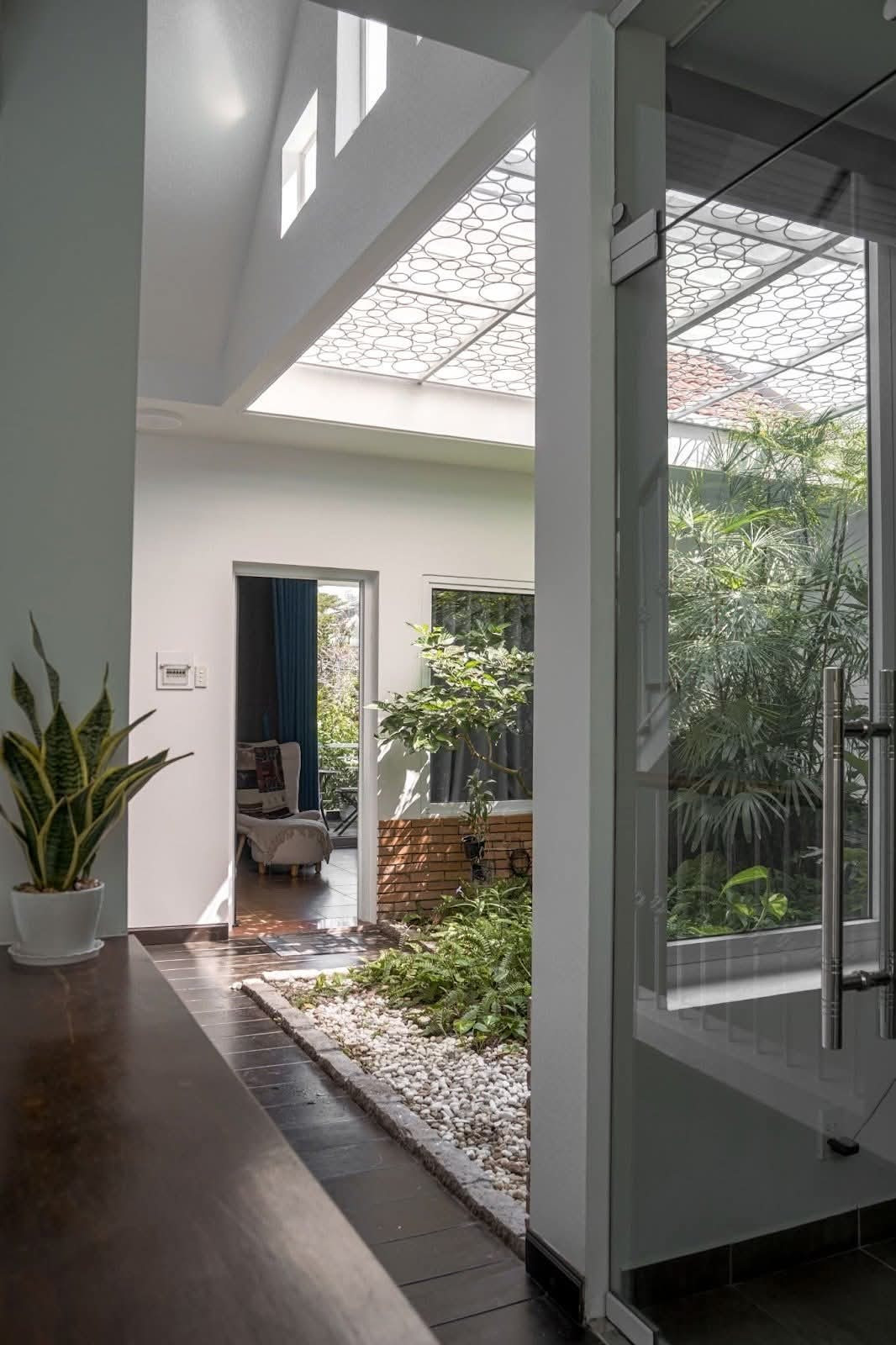 Nhà 3 tầng như villa nghỉ dưỡng giữa phố - Ảnh 4