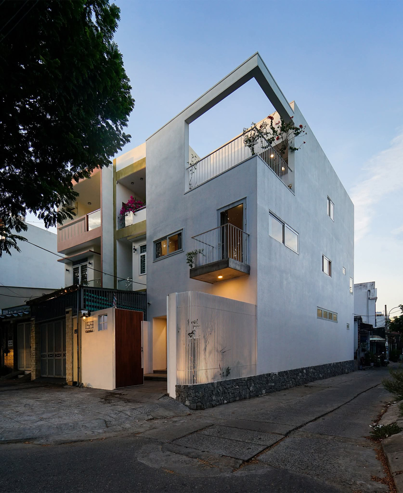 Nhà phố 2,5 tầng tràn ngập ánh sáng tự nhiên - Ảnh 1