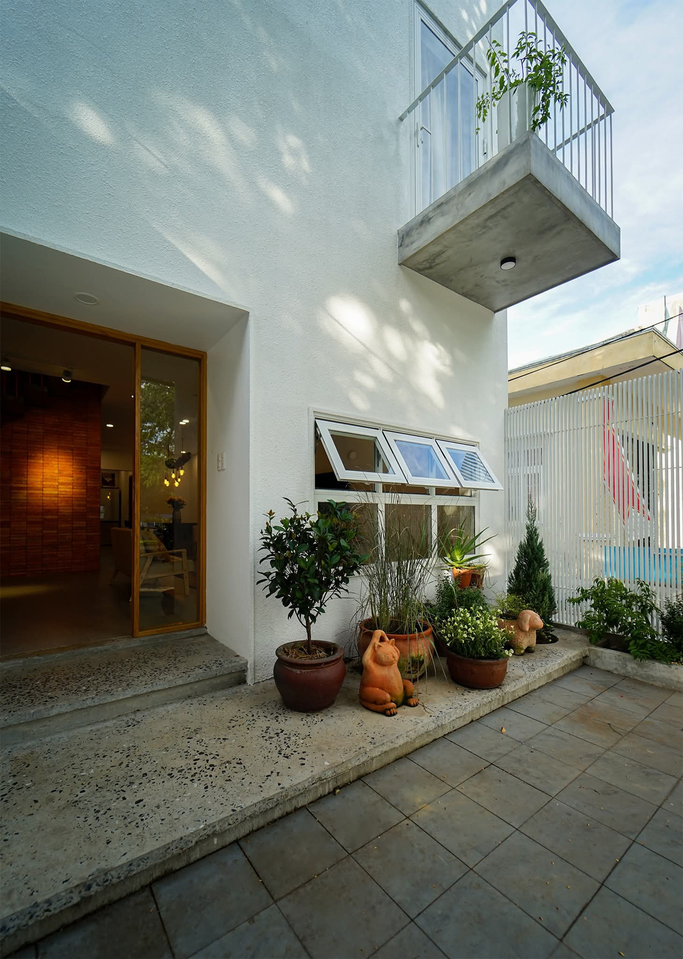 Nhà phố 2,5 tầng tràn ngập ánh sáng tự nhiên - Ảnh 3