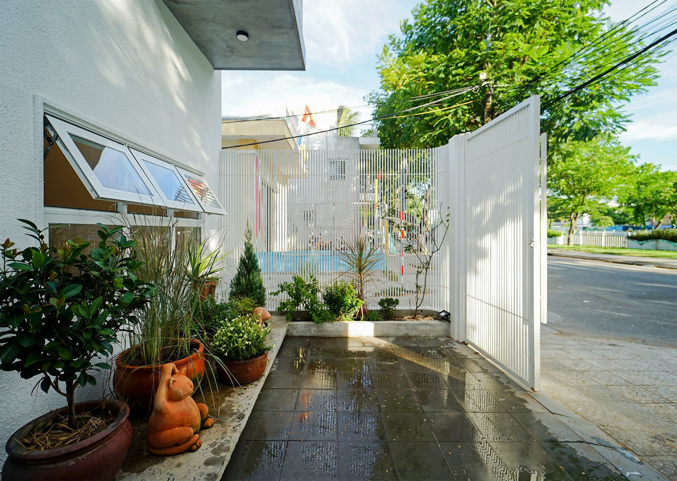 Nhà phố 2,5 tầng tràn ngập ánh sáng tự nhiên - Ảnh 2