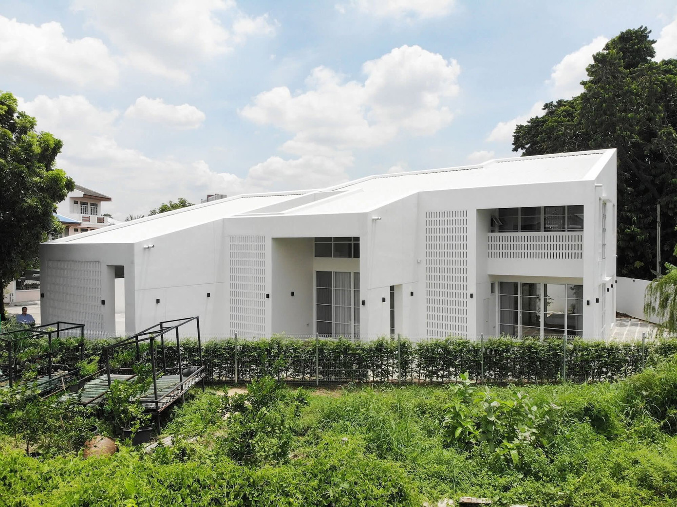 Giải pháp 'xoay nghiêng' nhà giúp không gian luôn thoáng mát - Ảnh 1