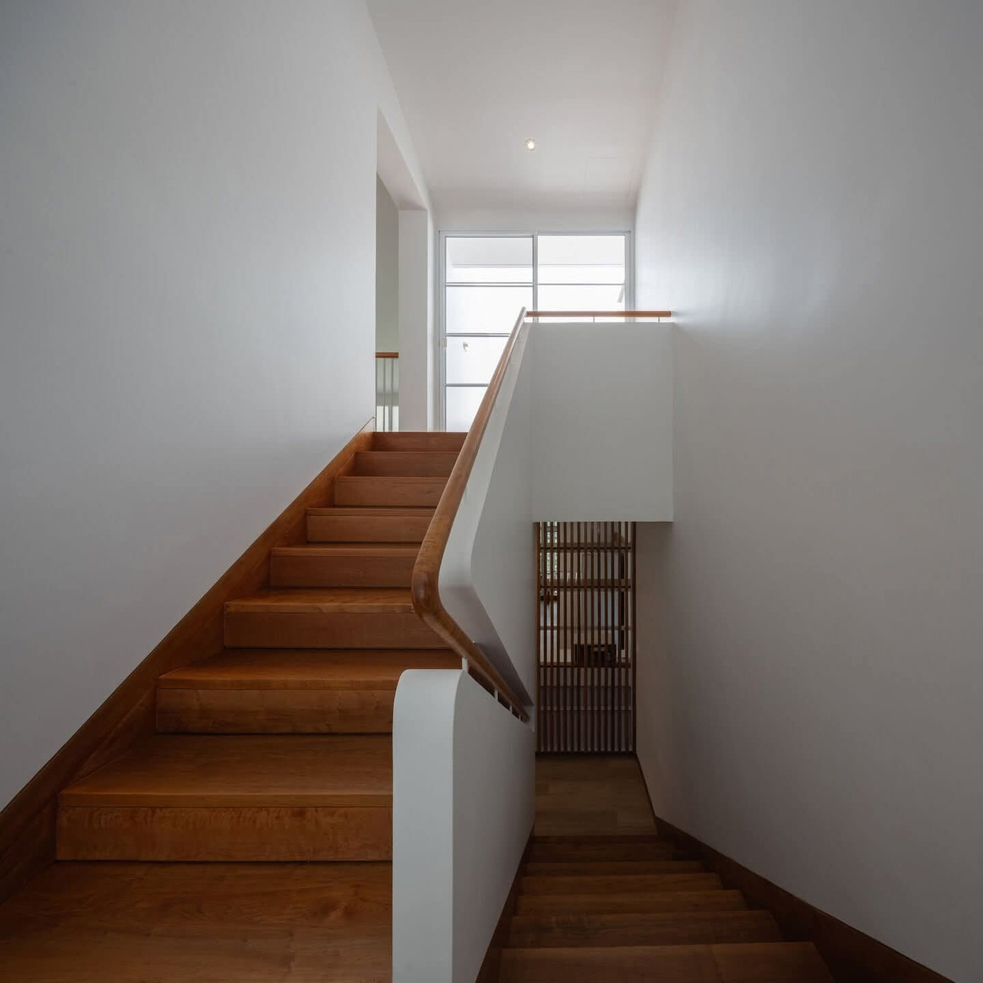 Giải pháp 'xoay nghiêng' nhà giúp không gian luôn thoáng mát - Ảnh 7