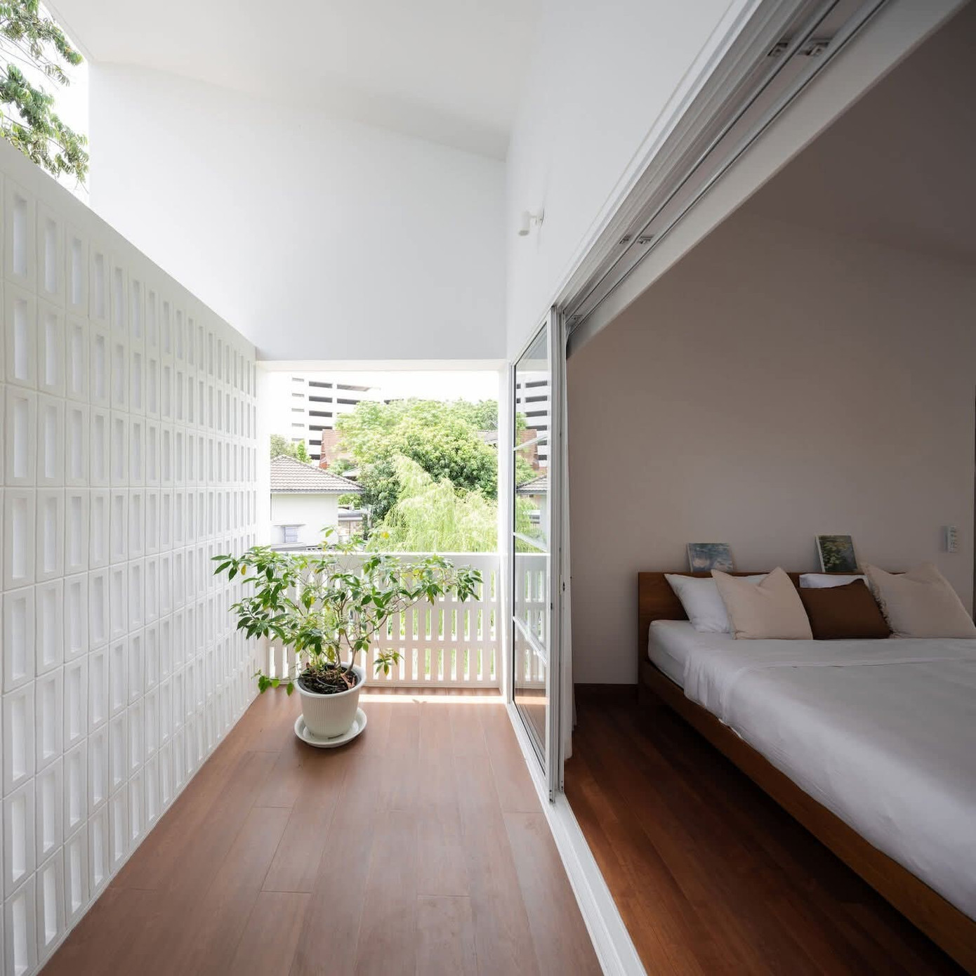 Giải pháp 'xoay nghiêng' nhà giúp không gian luôn thoáng mát - Ảnh 10