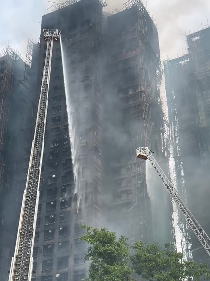 Đau lòng với điều nhìn thấy bên dưới lớp đồ bảo hộ của lính cứu hỏa trong vụ cháy chung cư tồi tệ nhất - Ảnh 2