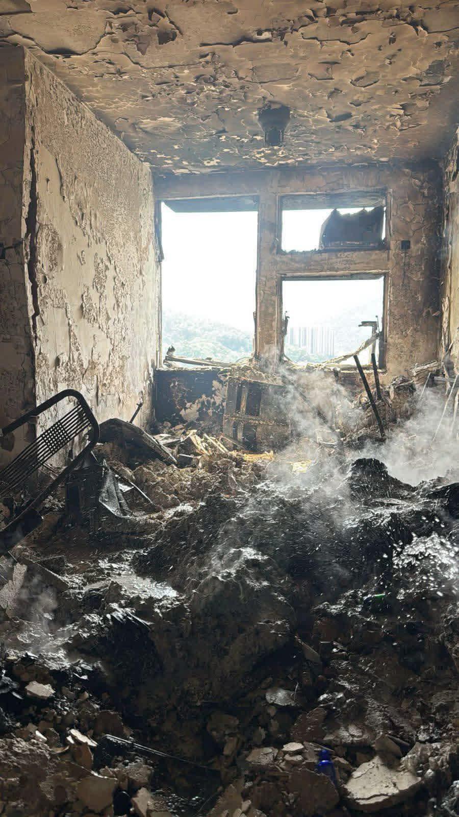 Cận cảnh bên trong căn hộ chỉ còn tro tàn trong chung cư bị cháy ở Hong Kong (Trung Quốc) - Ảnh 1