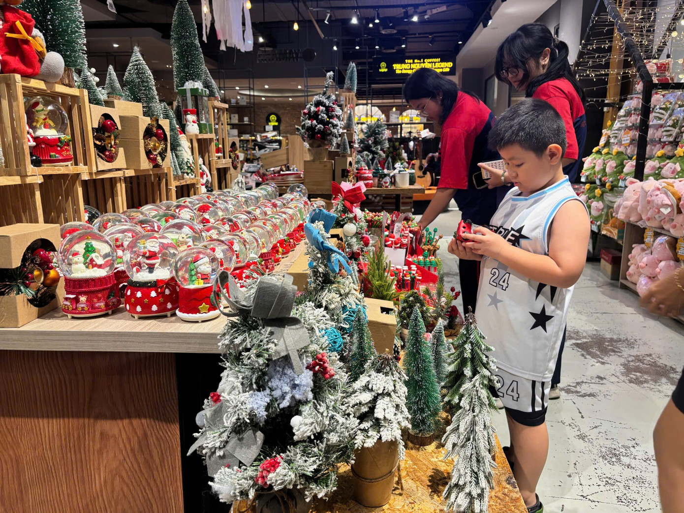 Đồ trang trí Noel xuống phố sớm, giá 'khá mềm' ngay từ đầu mùa - Ảnh 8
