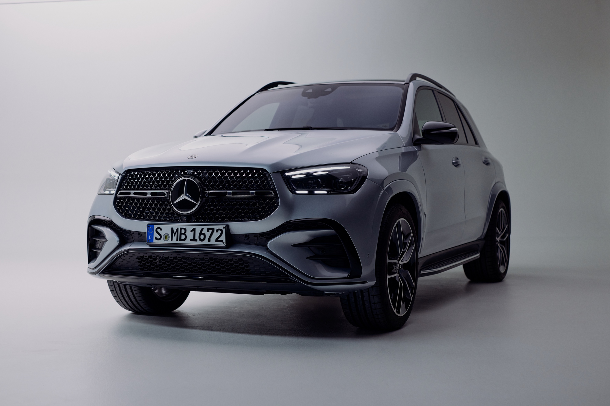 Chào giá hơn 4,6 tỷ tại Việt Nam, mẫu SUV PHEV đầu tiên của Mercedes-Benz có gì? - Ảnh 1