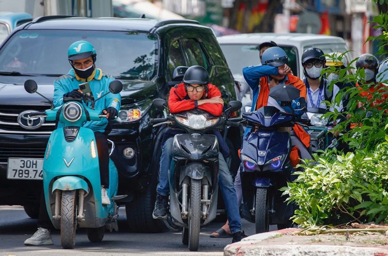 Hà Nội dự kiến hỗ trợ tối đa 5 triệu đồng mỗi người để đổi xe máy điện, miễn phí tiền vé sử dụng phương tiện công cộng - Ảnh 1