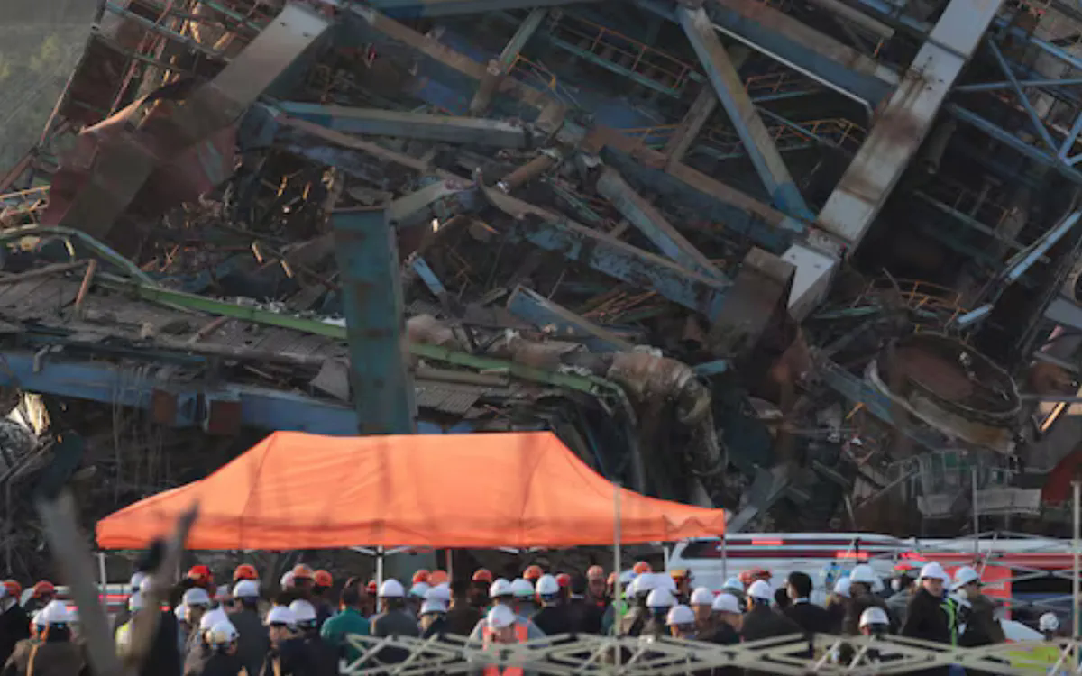 Sập công trình quan trọng tại nhà máy điện Hàn Quốc, nhiều người bị mắc kẹt - Ảnh 1