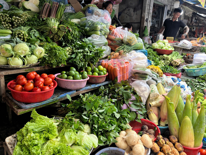 Hàng thiết yếu đua nhau tăng giá, người dân cắn răng chi tiêu - Ảnh 1