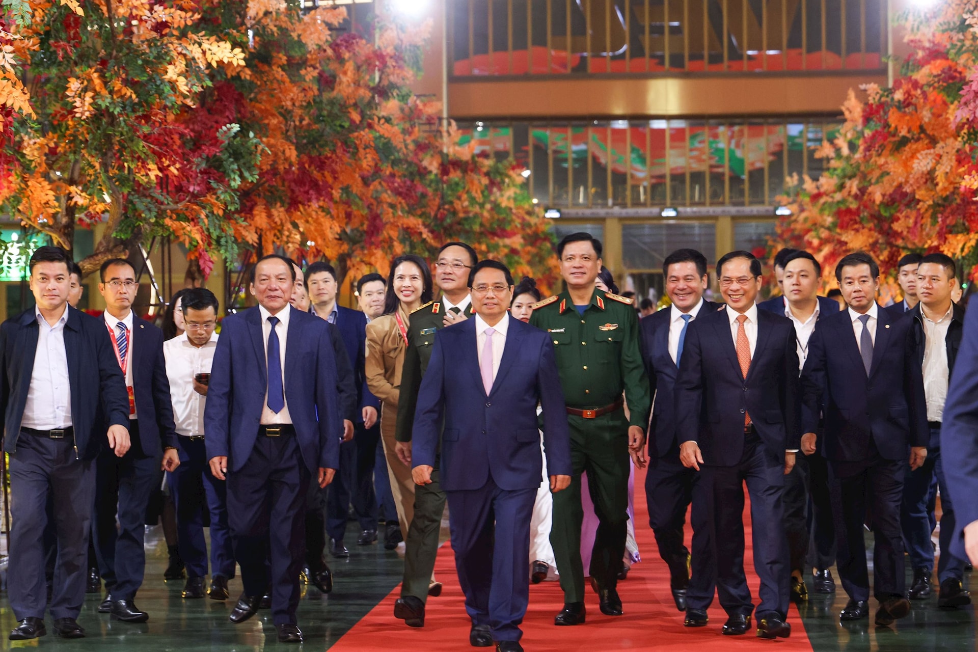 Hưởng ứng lời kêu gọi của Thủ tướng, Vingroup, Petrovietnam (PVN) và các doanh nghiệp ủng hộ 400 tỷ đồng cho miền Trung tại Hội chợ Mùa Thu 2025 - Ảnh 2