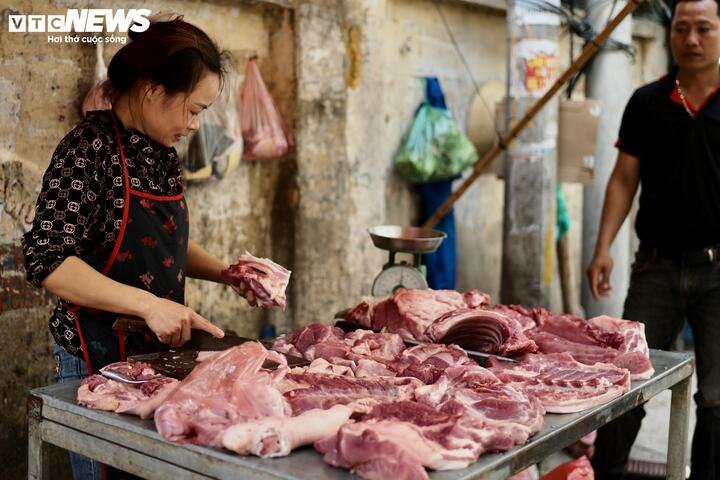 Hàng thiết yếu đua nhau tăng giá, người dân cắn răng chi tiêu - Ảnh 2