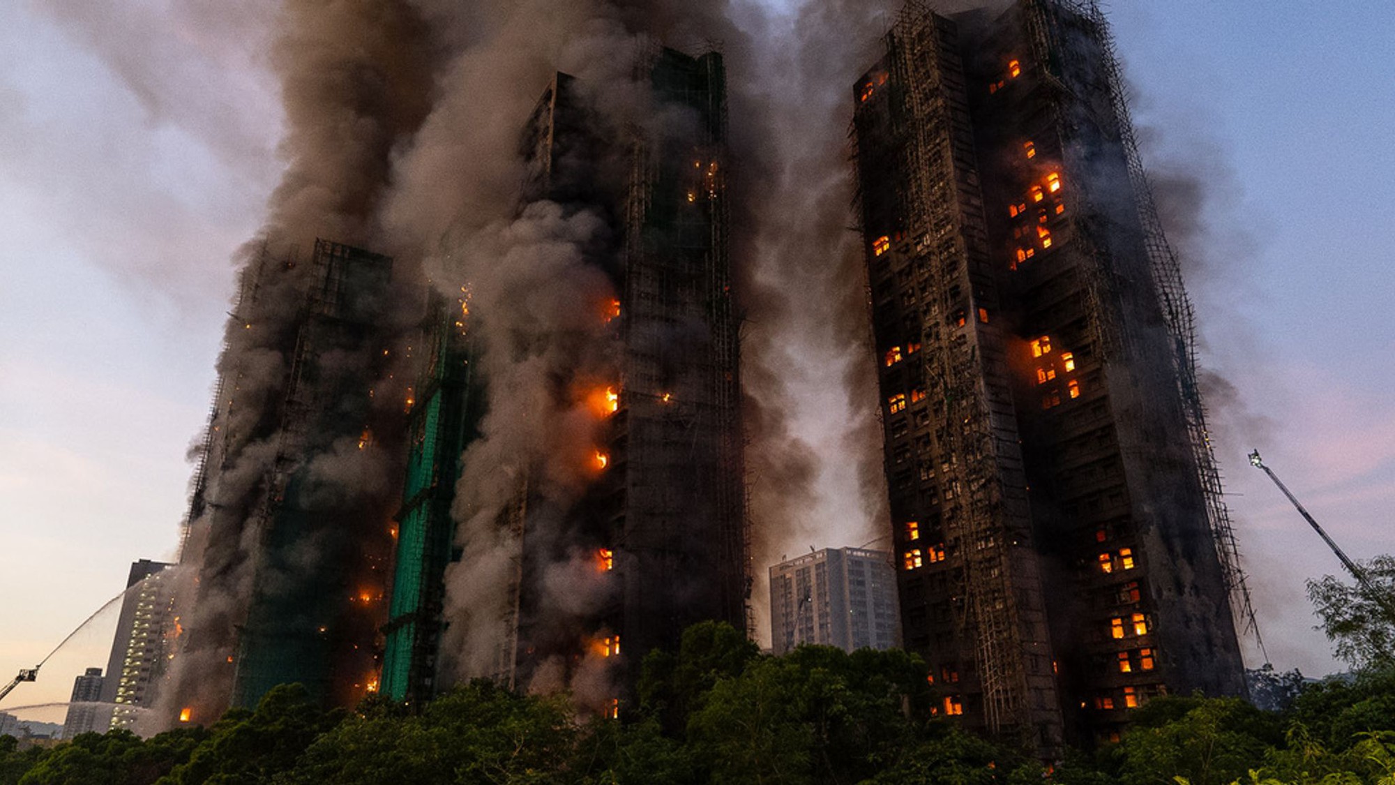 Cháy lớn ở Hồng Kông - Trung Quốc: Khói lửa bao trùm 8 tòa nhà, thương vong tăng nhanh - Ảnh 5