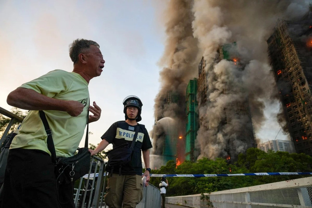 Câu chuyện xé lòng đằng sau bức ảnh người đàn ông tuyệt vọng gục ngã trước những toà nhà đang cháy ở Hong Kong - Ảnh 2