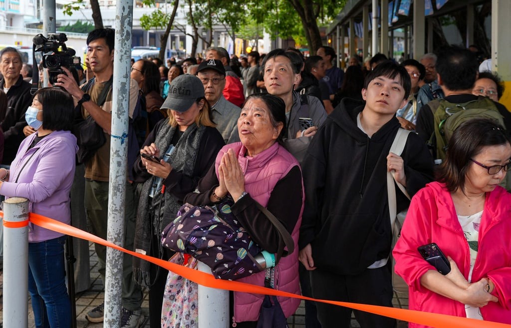 Cháy lớn ở Hồng Kông - Trung Quốc: Khói lửa bao trùm 8 tòa nhà, thương vong tăng nhanh - Ảnh 4