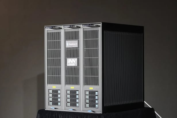 Trung Quốc ra mắt máy chủ AI 'kích thước tủ lạnh' giúp giảm tới 90% điện năng tiêu thụ - Ảnh 3