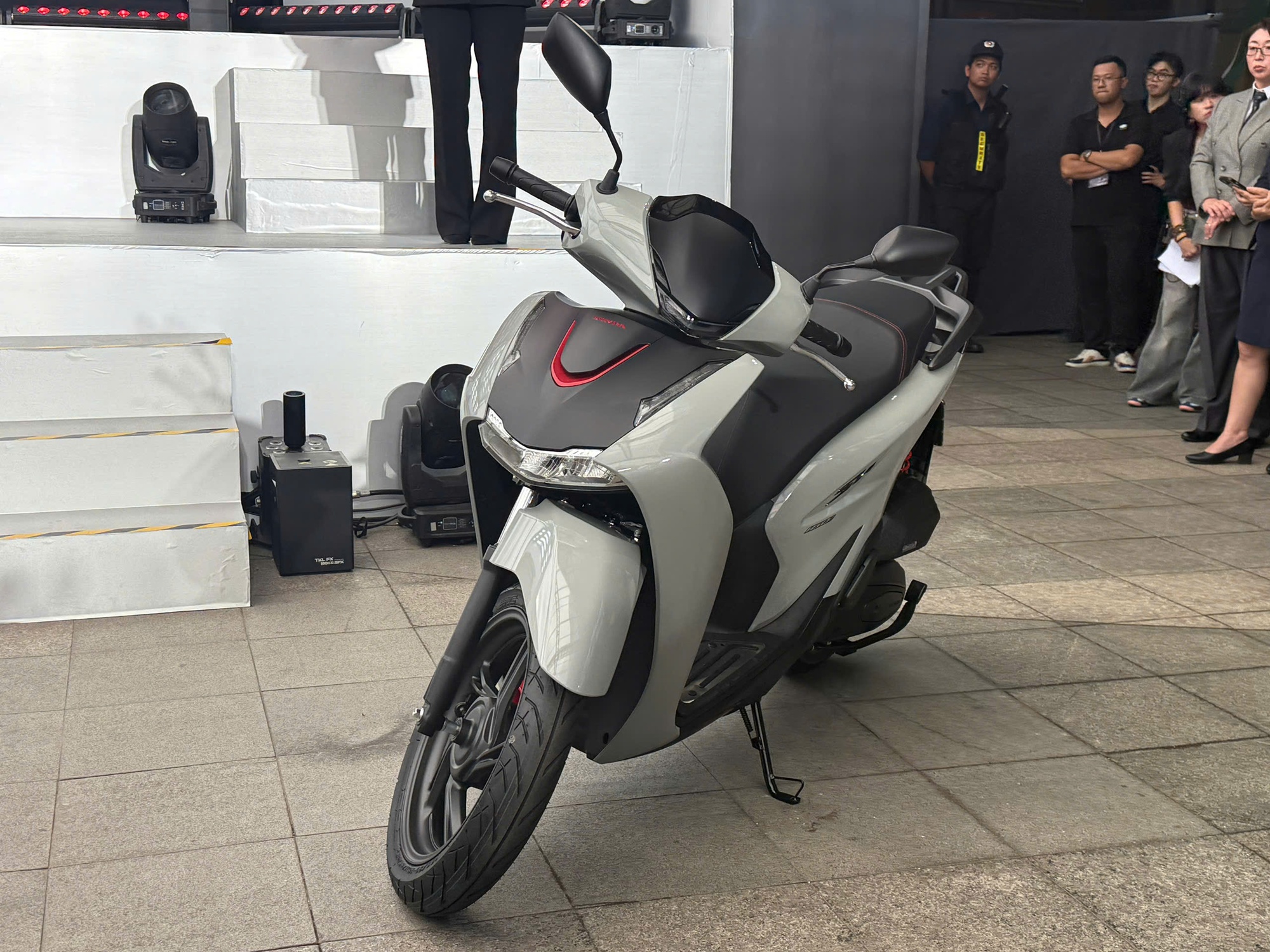 Honda ra mắt SH, Air Blade 2026, đại lý "xả kho" đời cũ: Giá xe giảm kịch sàn, SH 350i mất hơn 24 triệu - Ảnh 1