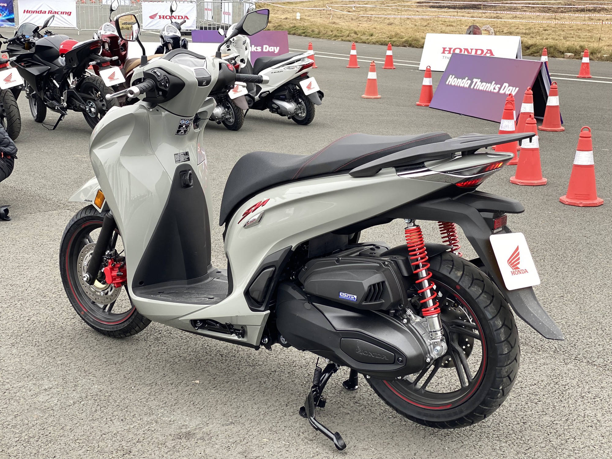 Honda ra mắt SH, Air Blade 2026, đại lý "xả kho" đời cũ: Giá xe giảm kịch sàn, SH 350i mất hơn 24 triệu - Ảnh 2