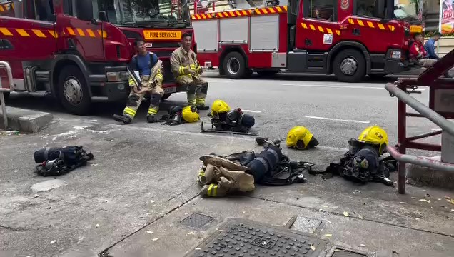 Đau lòng với điều nhìn thấy bên dưới lớp đồ bảo hộ của lính cứu hỏa trong vụ cháy chung cư tồi tệ nhất - Ảnh 9