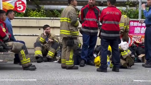 Đau lòng với điều nhìn thấy bên dưới lớp đồ bảo hộ của lính cứu hỏa trong vụ cháy chung cư tồi tệ nhất - Ảnh 8