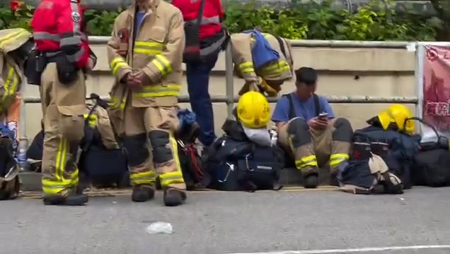 Đau lòng với điều nhìn thấy bên dưới lớp đồ bảo hộ của lính cứu hỏa trong vụ cháy chung cư tồi tệ nhất - Ảnh 7