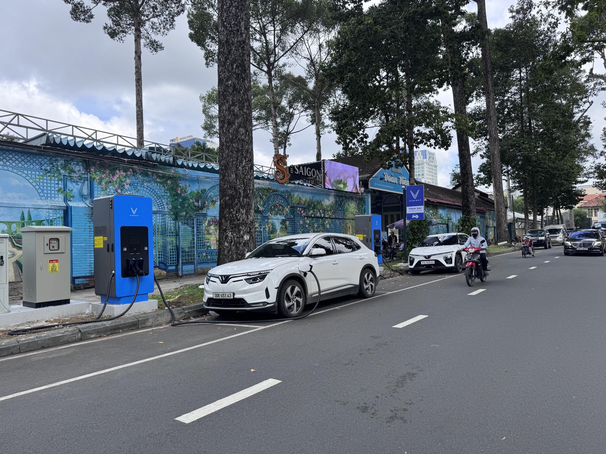 Trạm sạc ô tô điện VinFast xuất hiện ngày càng nhiều ở trung tâm TP HCM - Ảnh 3