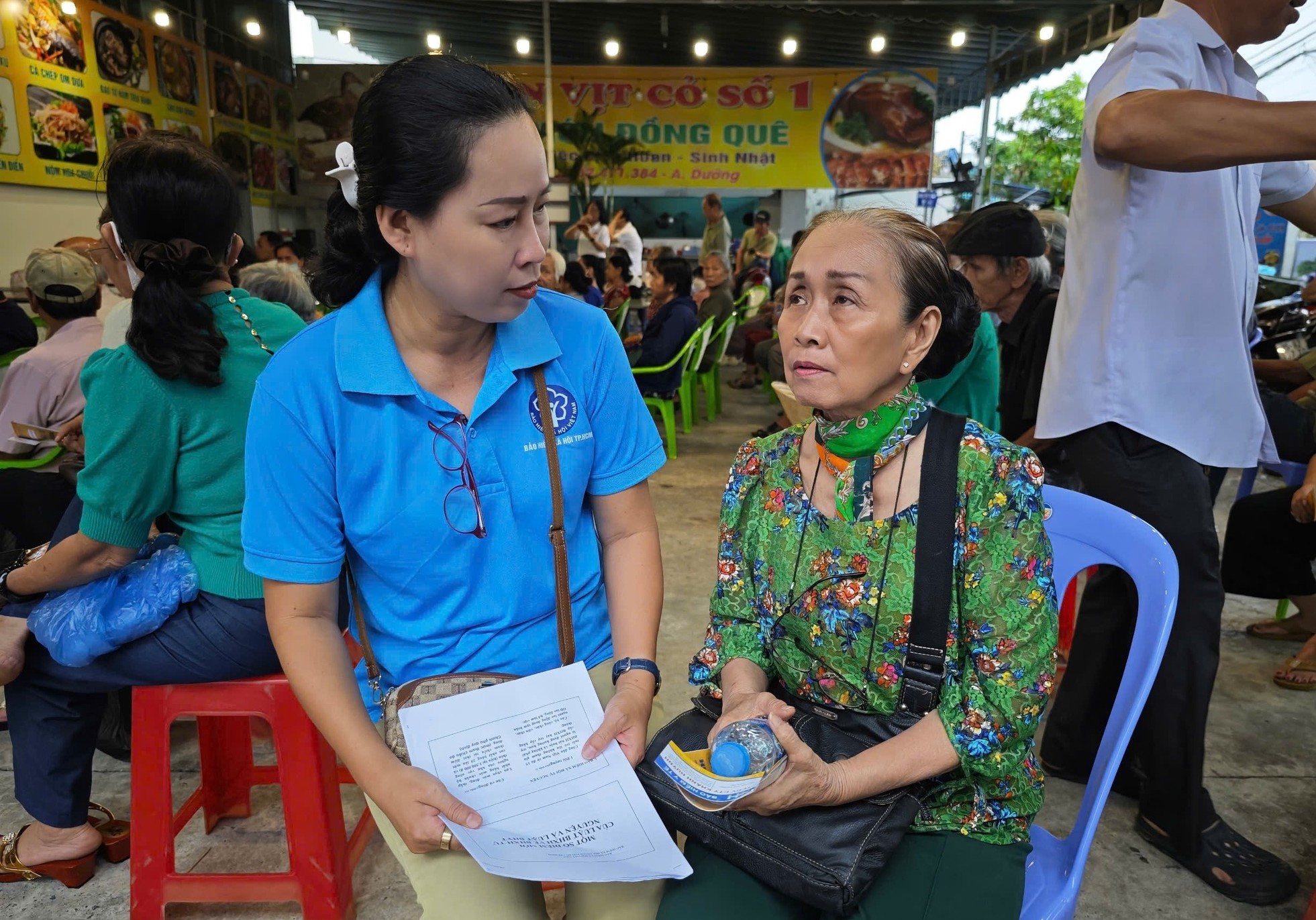 Hỗ trợ 100% mức đóng BHYT cho người từ đủ 65 đến dưới 75 tuổi - Ảnh 1