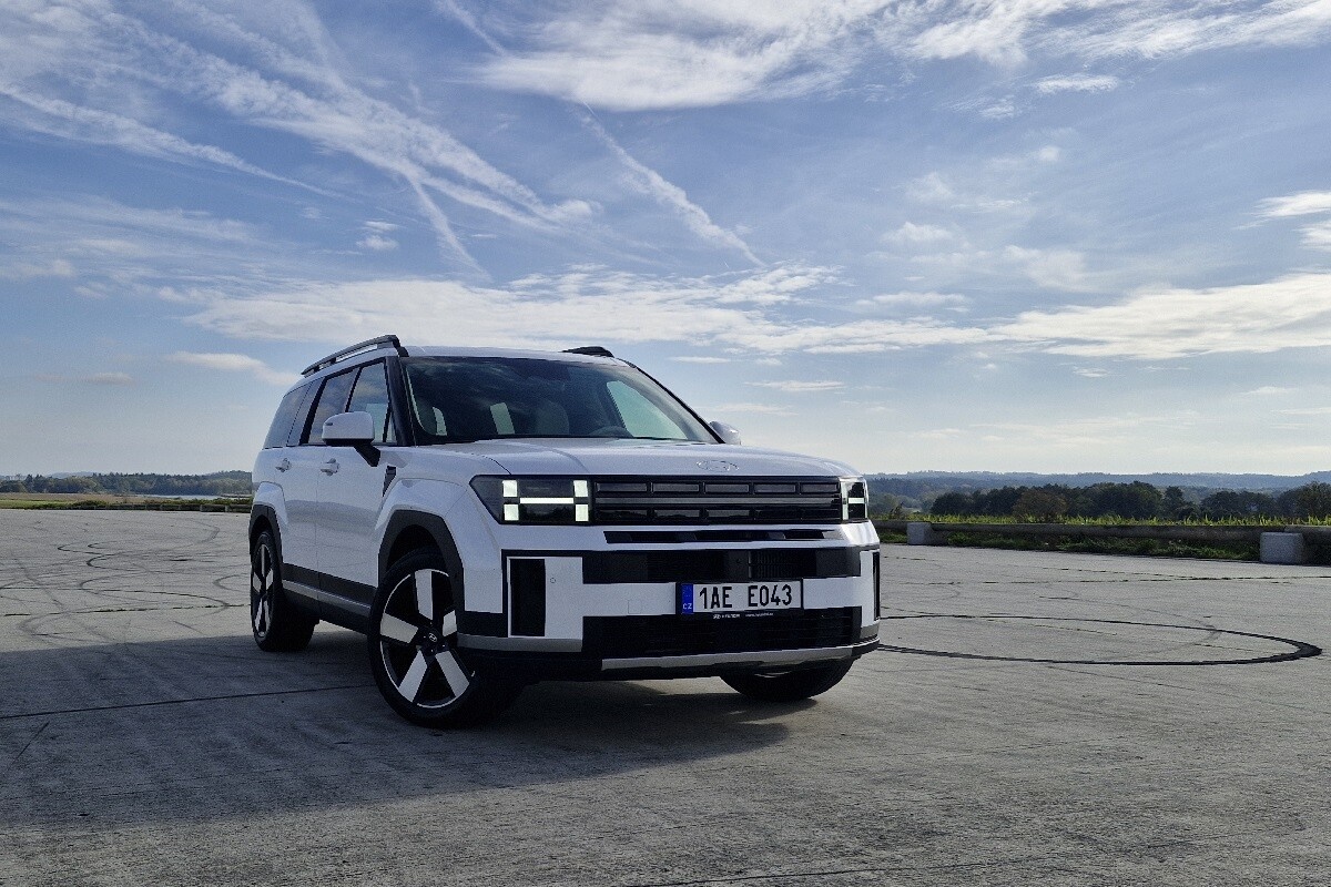 Hyundai Santa Fe sắp có bản điện không lo tìm trạm sạc: Có thể nạp điện bằng động cơ, ra mắt 2027, chạy được hơn 1.100km - Ảnh 2