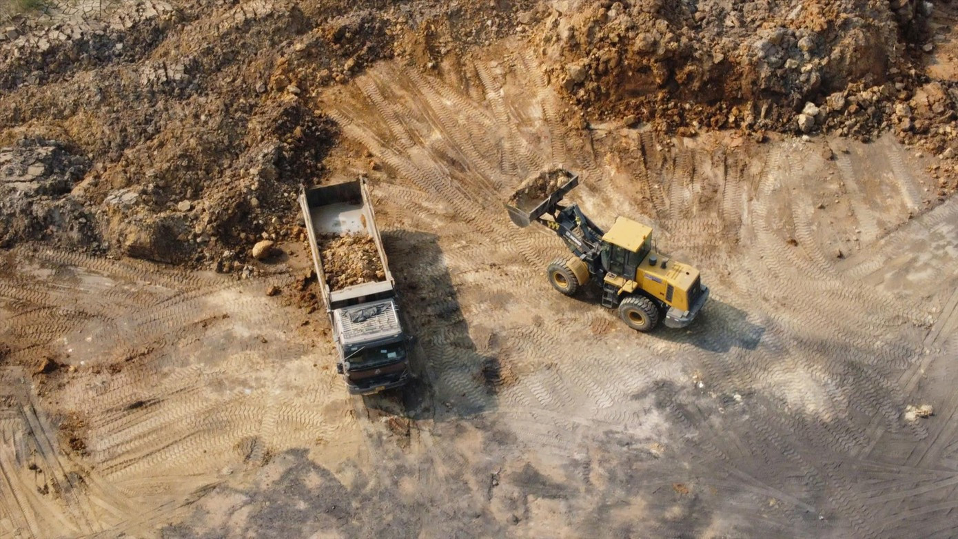 Lãnh đạo Hà Nội yêu cầu xử lý nghiêm đối tượng ‘bảo kê’ bãi cát, vật liệu - Ảnh 1