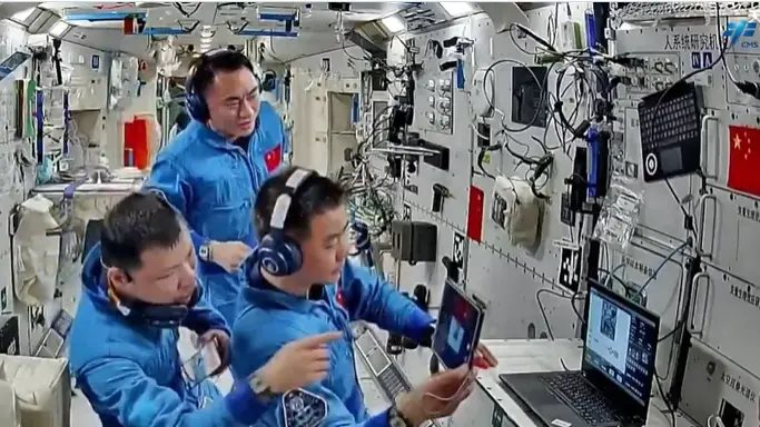 3 phi hành gia Trung Quốc được giải cứu về Trái đất, “3 người lên cứu lại mắc kẹt”: Chuyện kỳ quái gì đây? - Ảnh 4