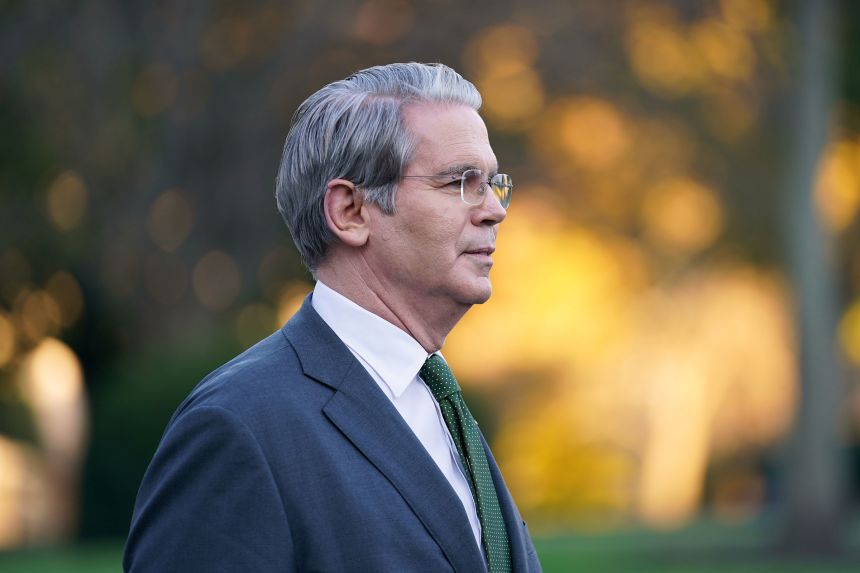 Ông Trump dọa sa thải Bộ trưởng Tài chính nếu Fed không hạ lãi suất - Ảnh 1