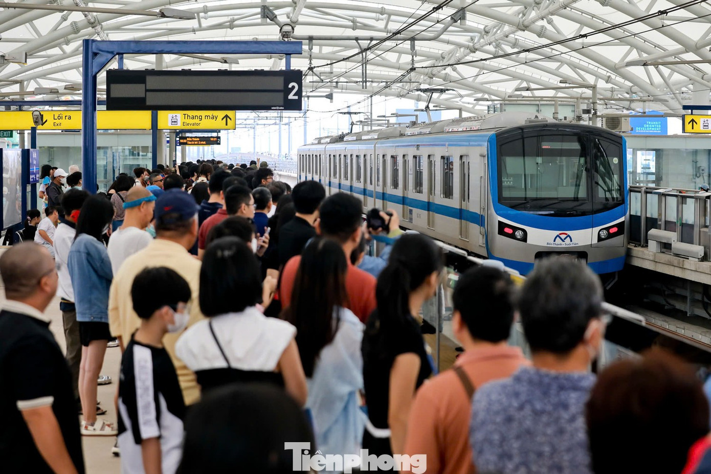 Metro số 1 dừng bán vé giấy, cho mang xe đạp gấp lên tàu - Ảnh 1