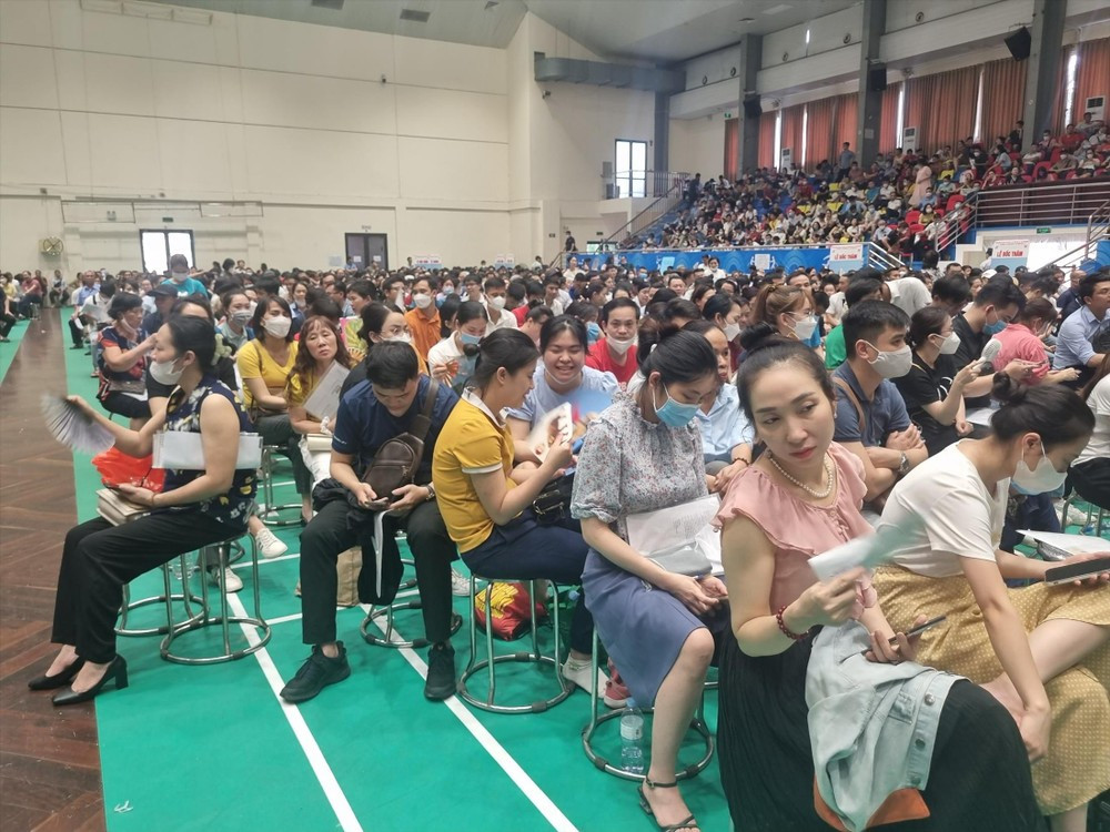 Cách chấm dứt cảnh hàng nghìn người chen chân nộp hồ sơ và 'bốc thăm may rủi' mua NƠXH? - Ảnh 1