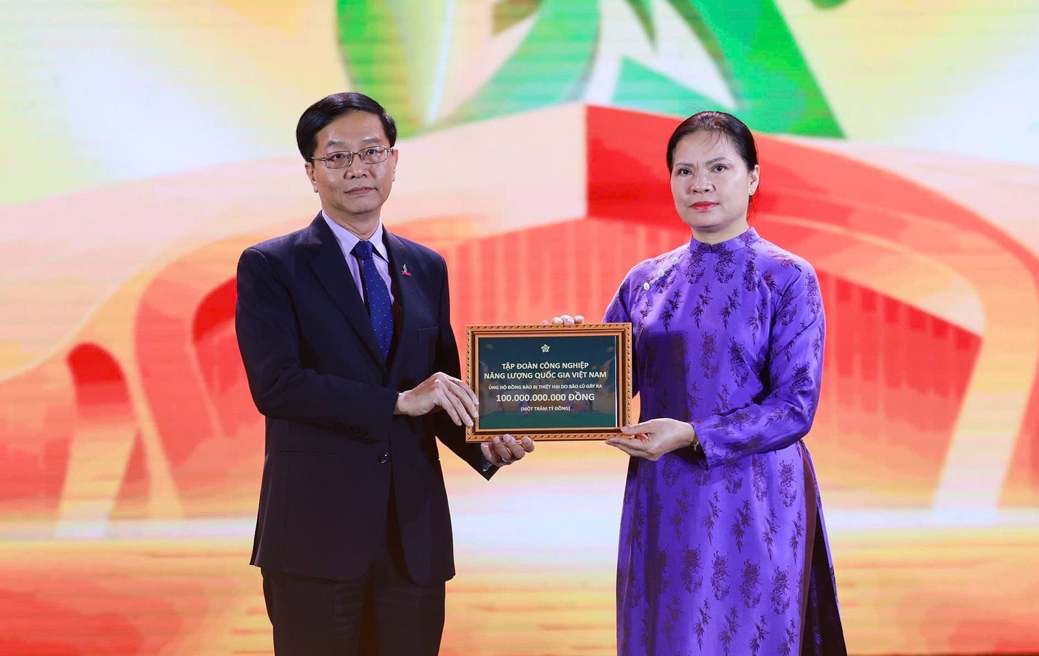 Hưởng ứng lời kêu gọi của Thủ tướng, Vingroup, Petrovietnam (PVN) và các doanh nghiệp ủng hộ 400 tỷ đồng cho miền Trung tại Hội chợ Mùa Thu 2025 - Ảnh 3