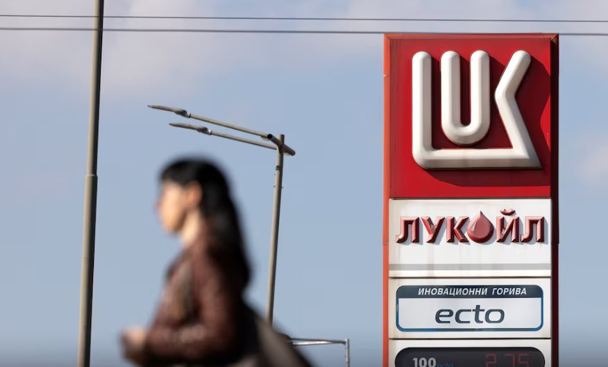 Mỹ trừng phạt 'ông lớn' dầu khí Nga, quốc gia châu Âu gặp nguy, chỉ còn xăng dầu dùng trong hơn 1 tháng - Ảnh 1