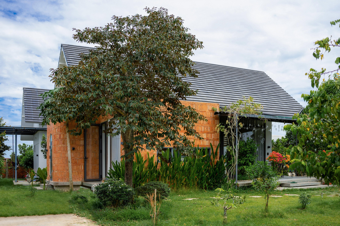 Nhà mái dốc 160m2 giữa cánh đồng lúa đẹp như tranh vẽ - Ảnh 4