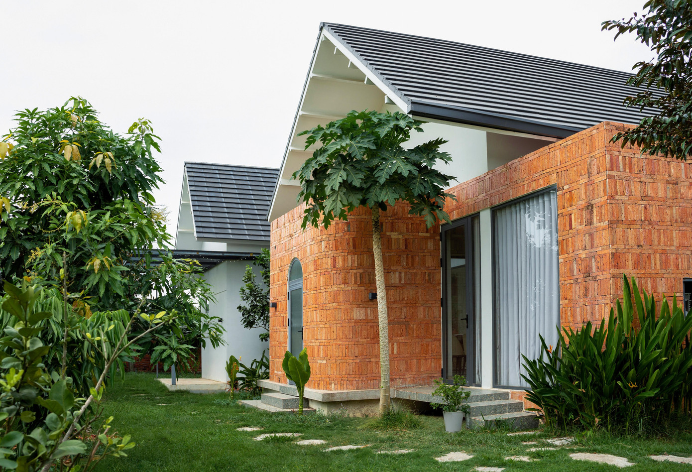 Nhà mái dốc 160m2 giữa cánh đồng lúa đẹp như tranh vẽ - Ảnh 3