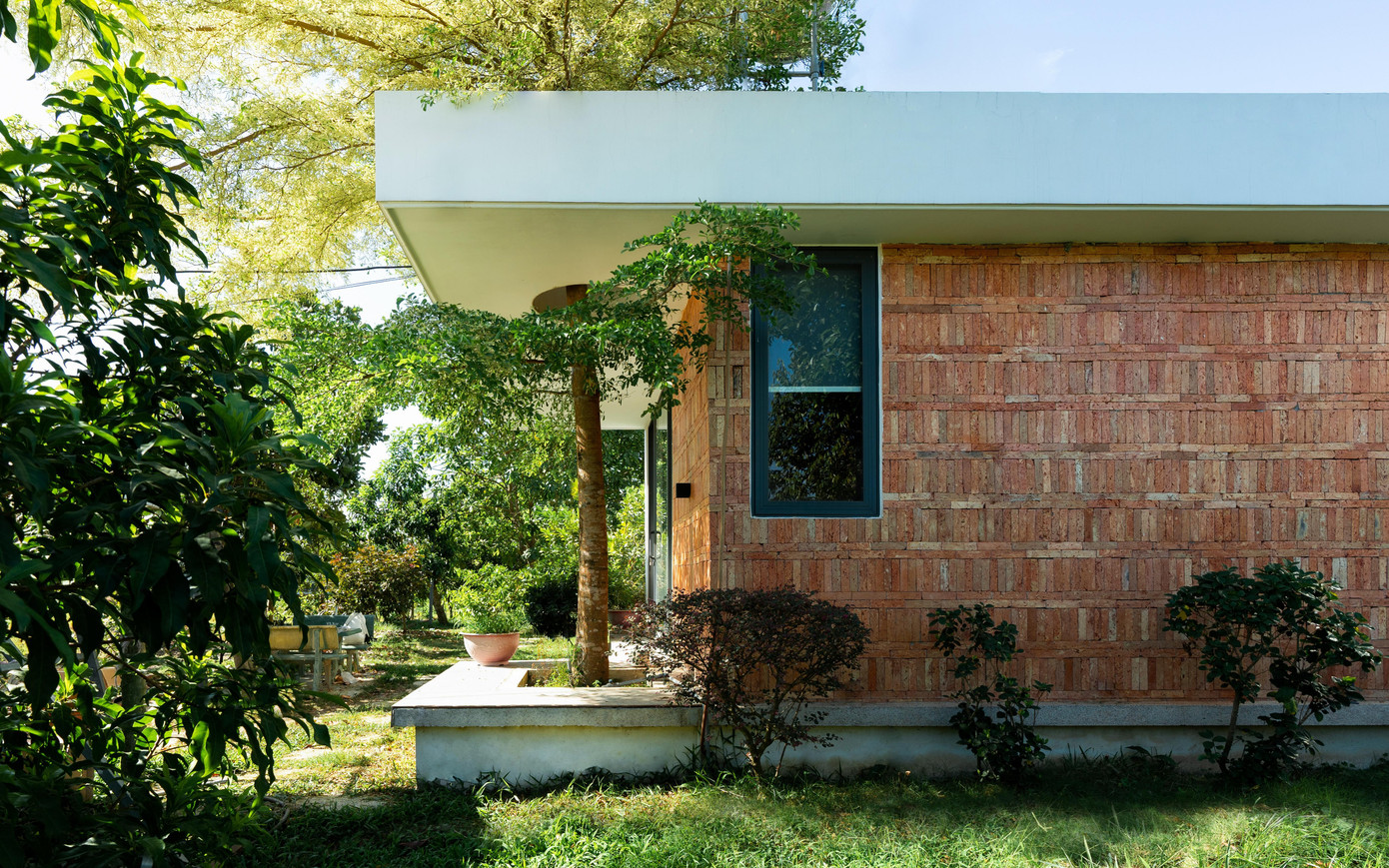 Nhà mái dốc 160m2 giữa cánh đồng lúa đẹp như tranh vẽ - Ảnh 9