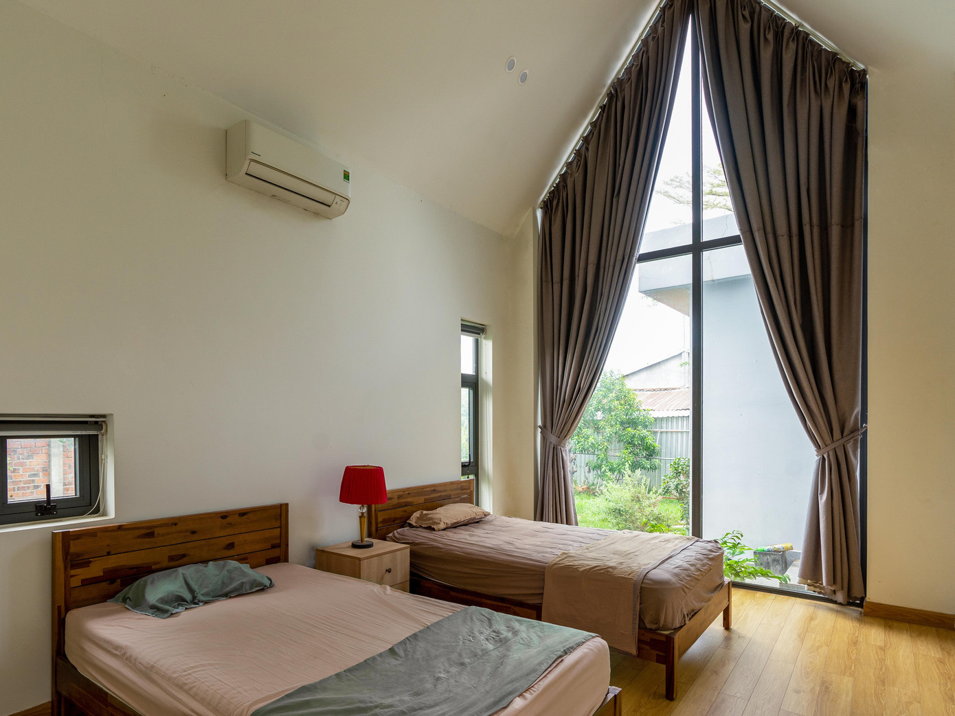 Nhà mái dốc 160m2 giữa cánh đồng lúa đẹp như tranh vẽ - Ảnh 18