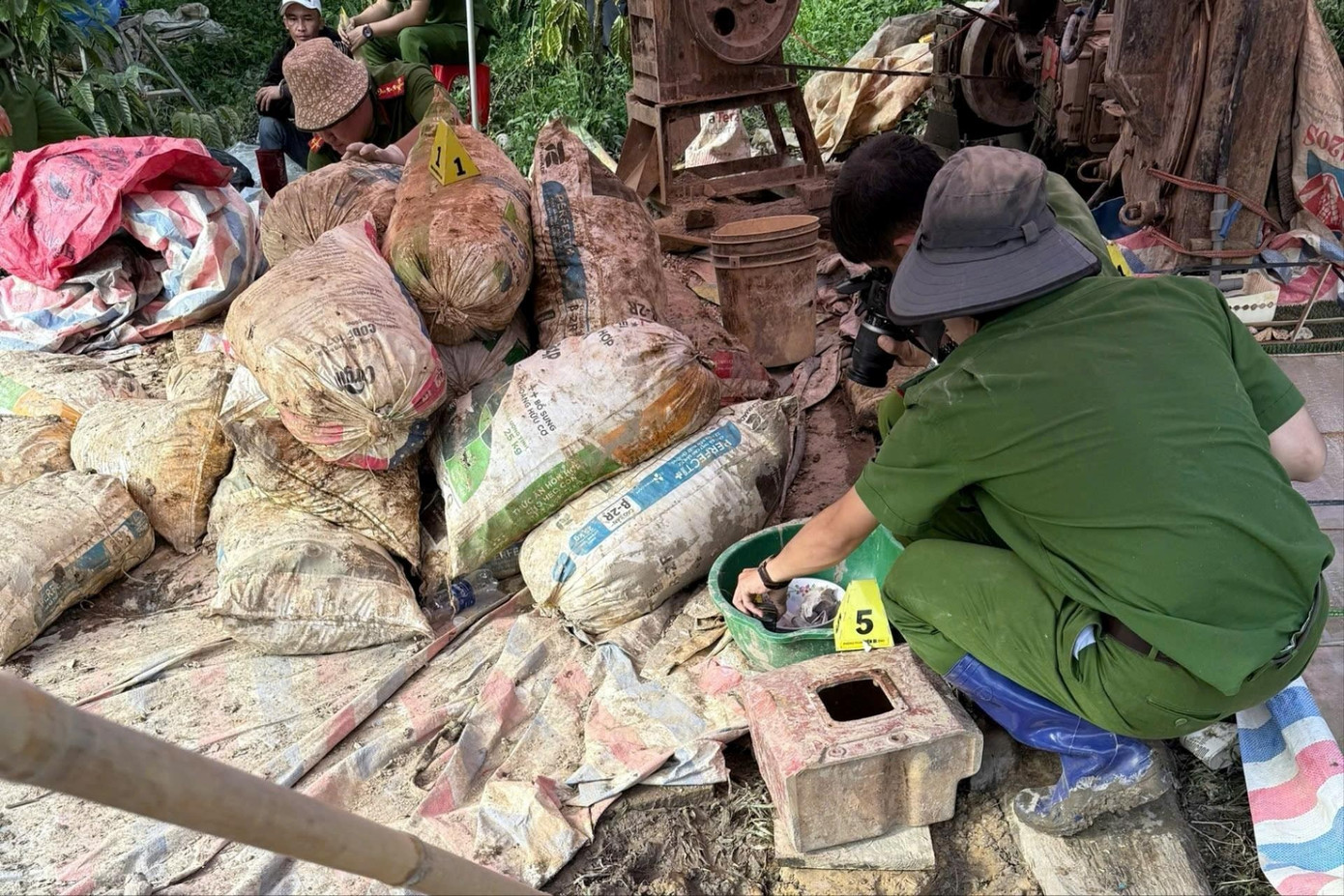 Công an Lâm Đồng tập kích ‘vàng tặc’, thu giữ 18 cây vàng - Ảnh 1