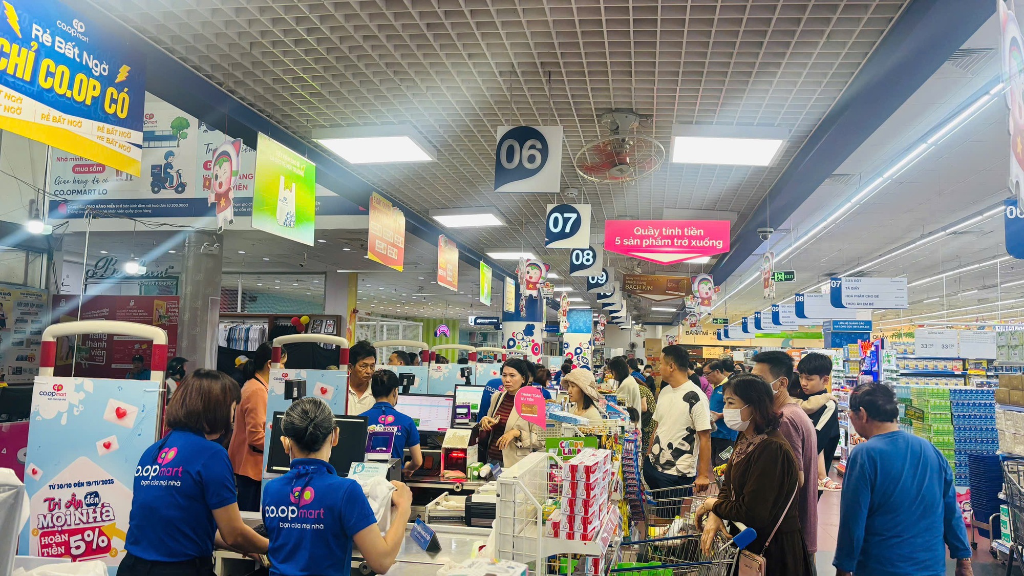 Chợ trống kệ, người dân Gia Lai phải “săn” từng bó rau nhỏ - Ảnh 2