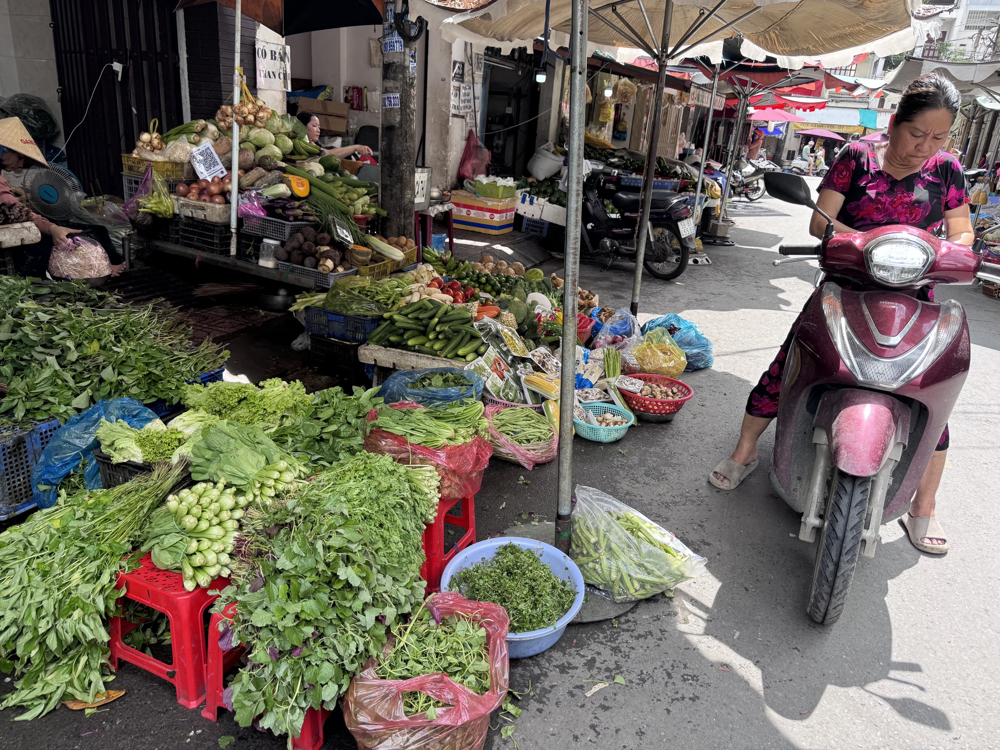 Rau xanh tăng chóng mặt ở chợ bán lẻ, nhiều bà nội trợ thở dài - Ảnh 1